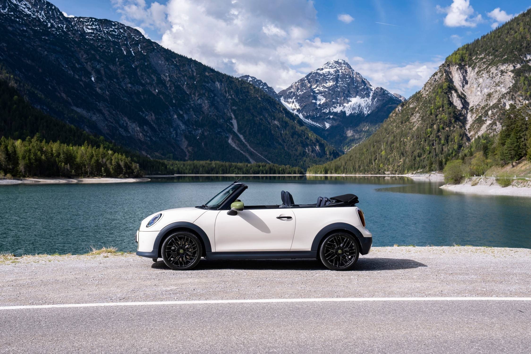 MINI Cooper S Convertible Paul Smith Edition em Inspired White.